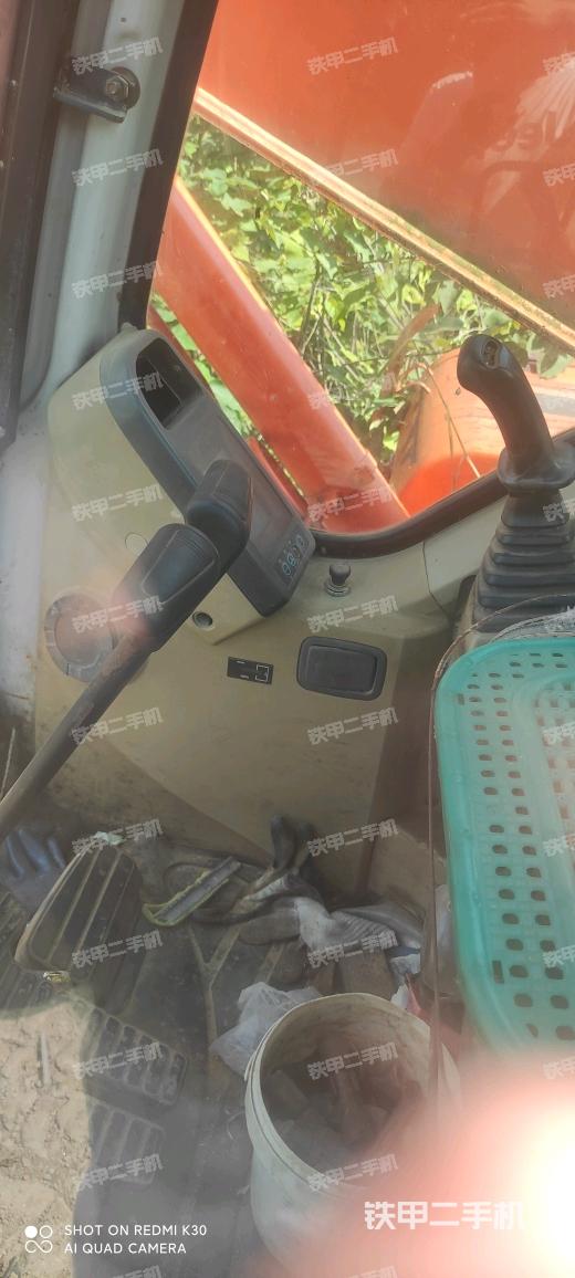 駕駛室整體(整機(jī)外觀) 駕駛室整體(整機(jī)外觀)