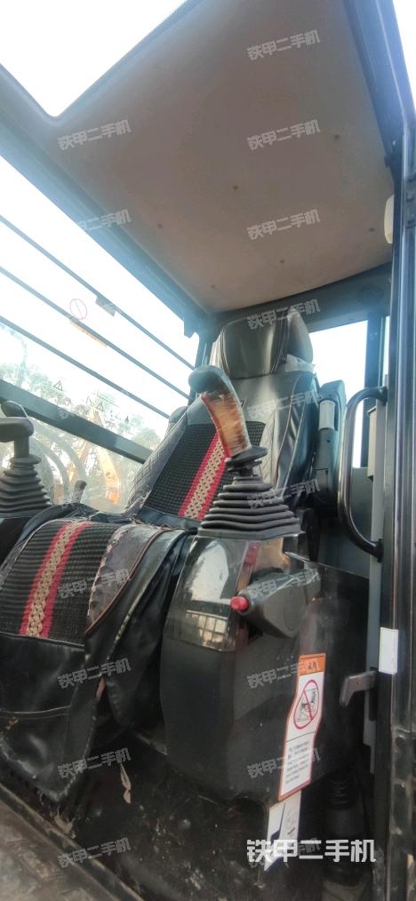 座椅左側(cè)控制臺/音響/含左手柄（駕駛室部分）