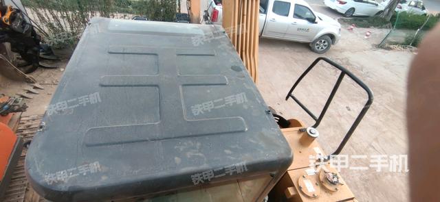 行走控制手柄和踏板?俯拍（駕駛室部分）