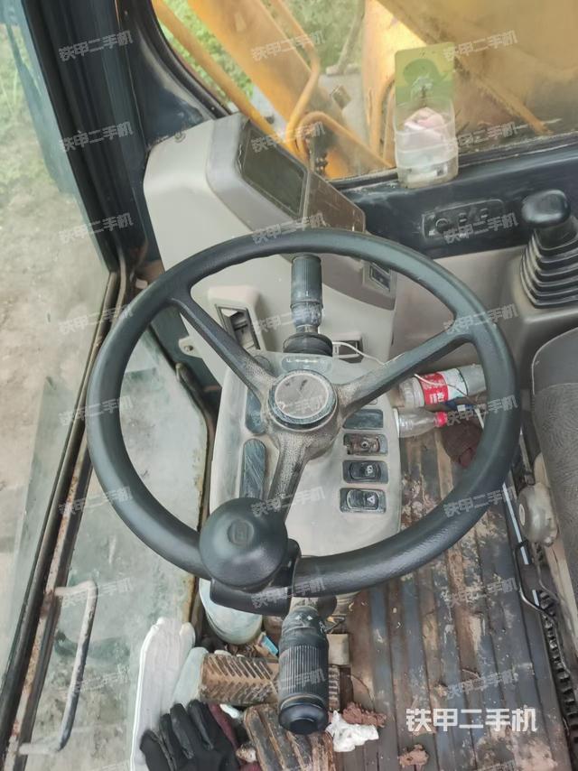 行走控制手柄和踏板?俯拍（駕駛室部分）