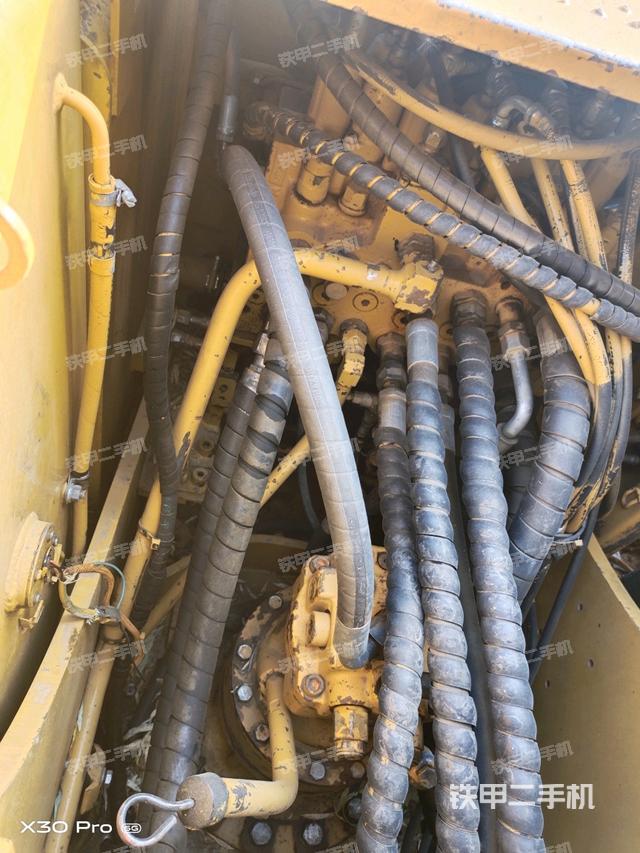 回轉(zhuǎn)馬達(dá)和主控閥(整機(jī)外觀) 回轉(zhuǎn)馬達(dá)和主控閥(整機(jī)外觀)