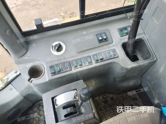 駕駛室頂蓬內(nèi)（壓路機駕駛室）