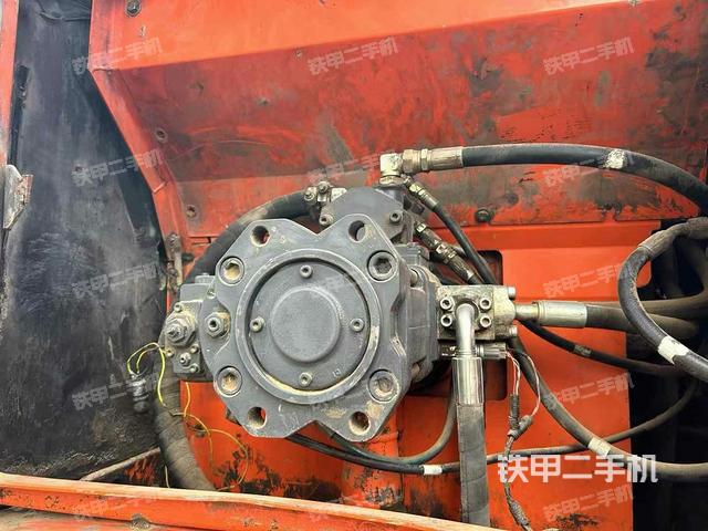 液壓泵艙室正面整體（整機外觀）