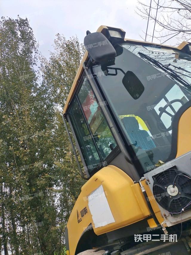 左側(cè)正面照（壓路機駕駛室）