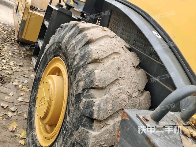 前輪右側(cè)減震塊連接及部件（壓路機前后車架）