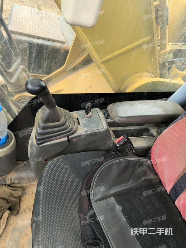 座椅右側(cè)控制臺(tái)/鑰匙門(mén)/油門(mén)/含右手柄（駕駛室部分）