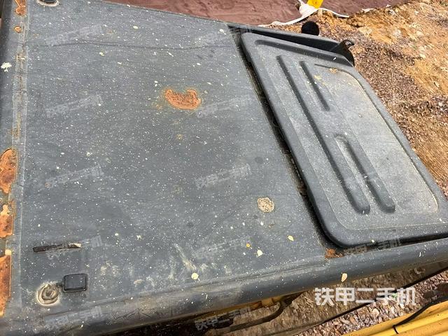 駕駛室頂部(整機(jī)外觀) 駕駛室頂部(整機(jī)外觀)