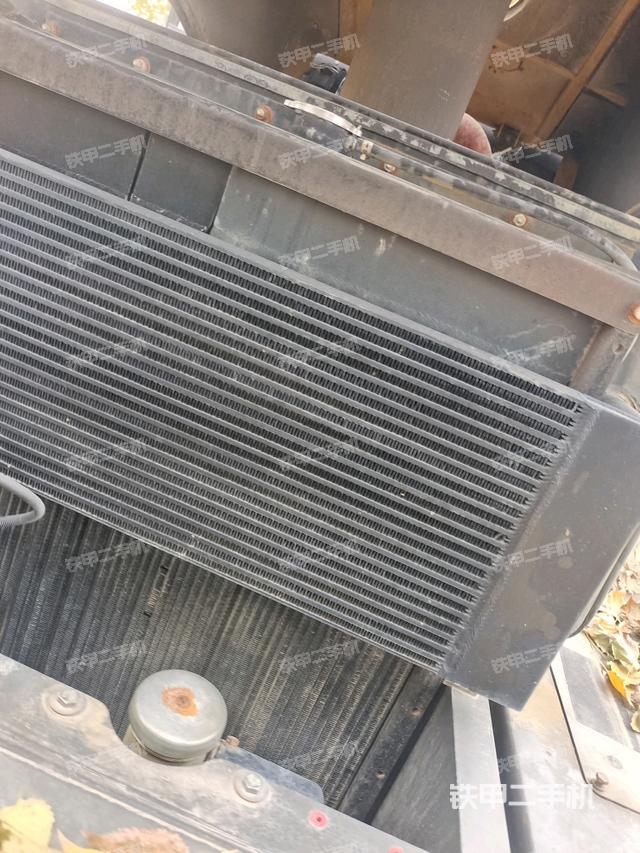 發(fā)動機上部全景（壓路機發(fā)動機艙）