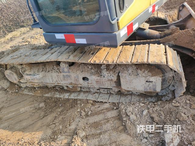 單側(cè)履帶整體(整機(jī)外觀) 單側(cè)履帶整體(整機(jī)外觀)