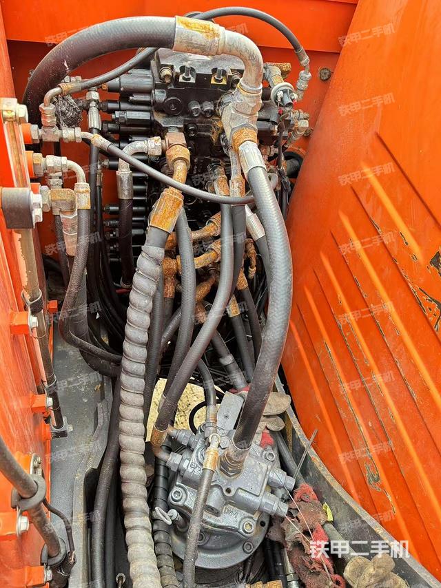 回轉(zhuǎn)馬達(dá)和主控閥(整機(jī)外觀) 回轉(zhuǎn)馬達(dá)和主控閥(整機(jī)外觀)