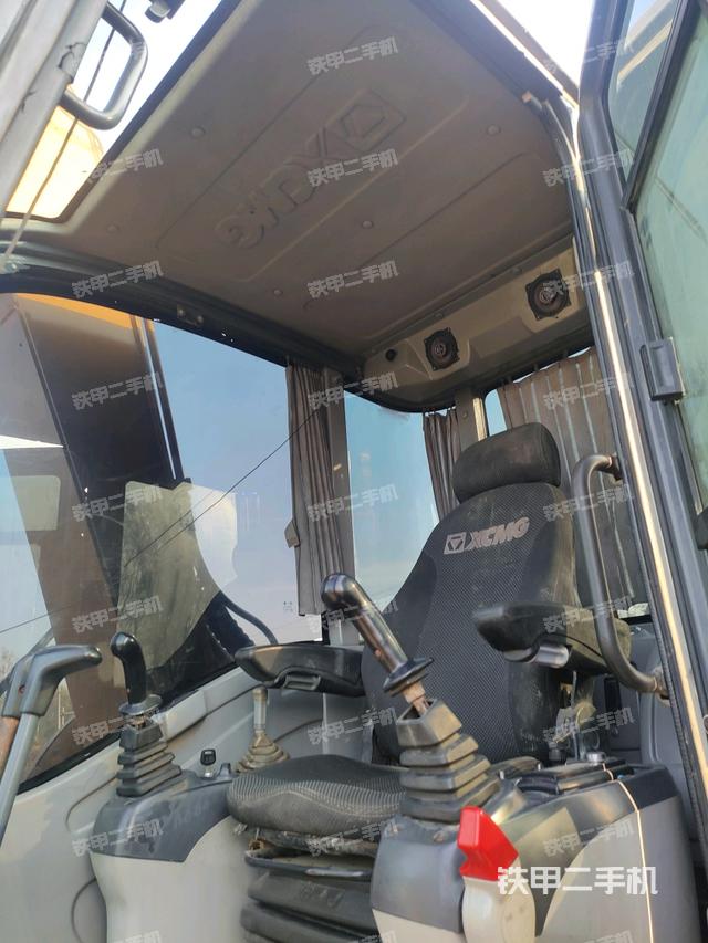 駕駛室頂部(整機(jī)外觀) 駕駛室頂部(整機(jī)外觀)