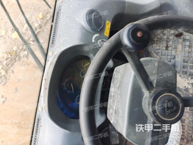 駕駛室內(nèi)座椅、儀表操作手柄全景（壓路機駕駛室）