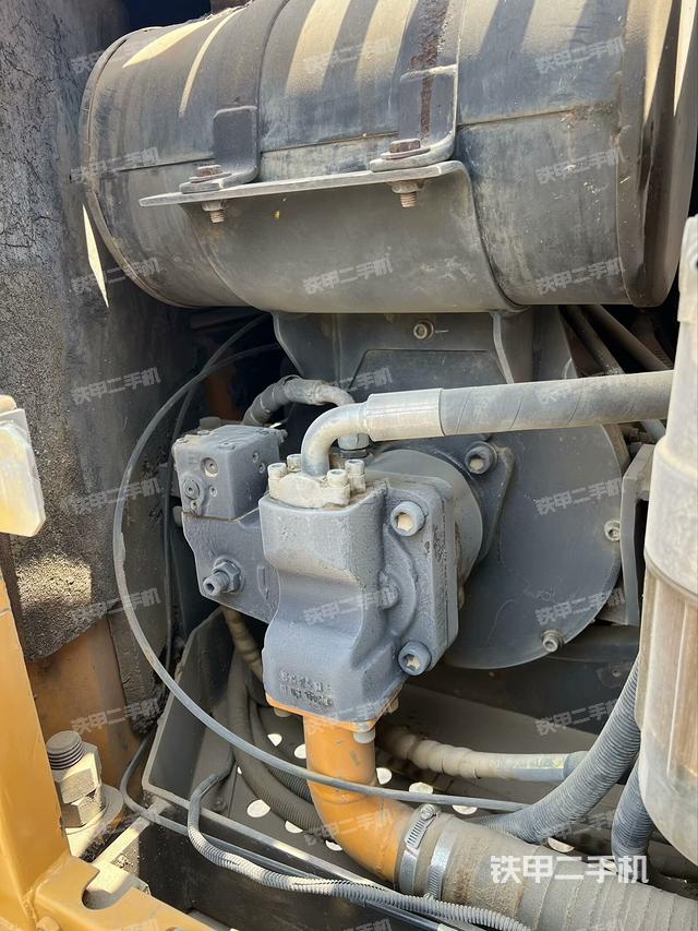 液壓泵艙室正面整體(整機(jī)外觀) 液壓泵艙室正面整體(整機(jī)外觀)