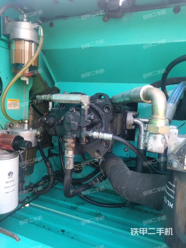 液压泵舱室正面整体（整机外观）