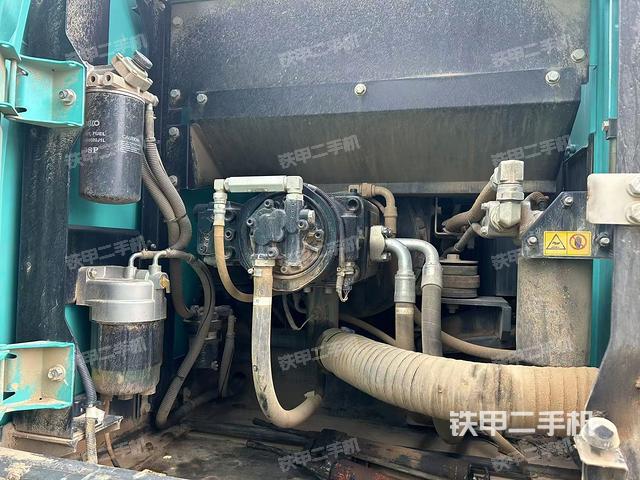 液壓泵艙室正面整體(整機(jī)外觀) 液壓泵艙室正面整體(整機(jī)外觀)