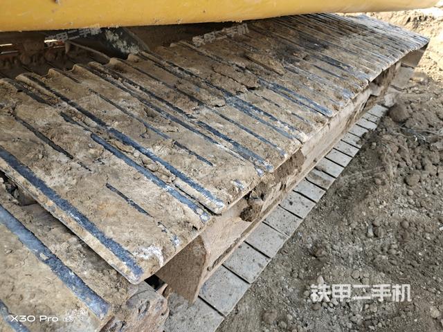 單側(cè)履帶整體(整機(jī)外觀) 單側(cè)履帶整體(整機(jī)外觀)