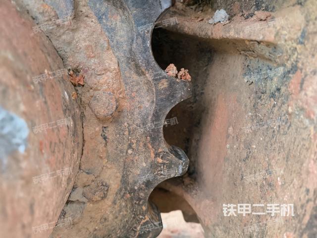 右驅(qū)動輪（行走機構(gòu)）