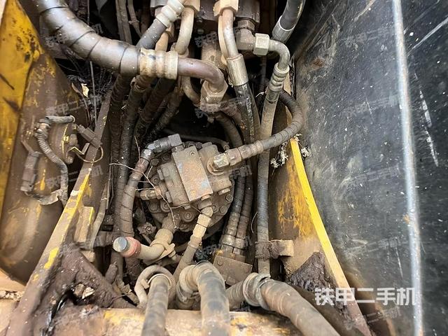 回轉(zhuǎn)馬達(dá)和主控閥(整機(jī)外觀) 回轉(zhuǎn)馬達(dá)和主控閥(整機(jī)外觀)
