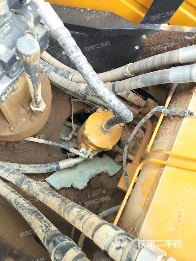 中央回轉(zhuǎn)接頭特寫(xiě)（上車(chē)部件）