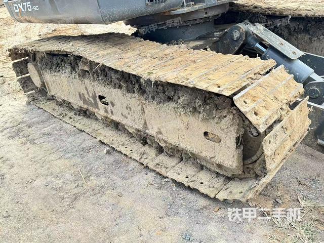 單側(cè)履帶整體(整機(jī)外觀) 單側(cè)履帶整體(整機(jī)外觀)