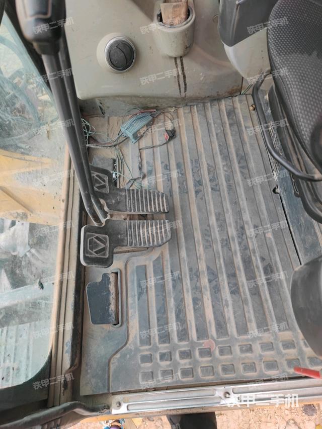 行走控制手柄和踏板?俯拍（駕駛室部分）