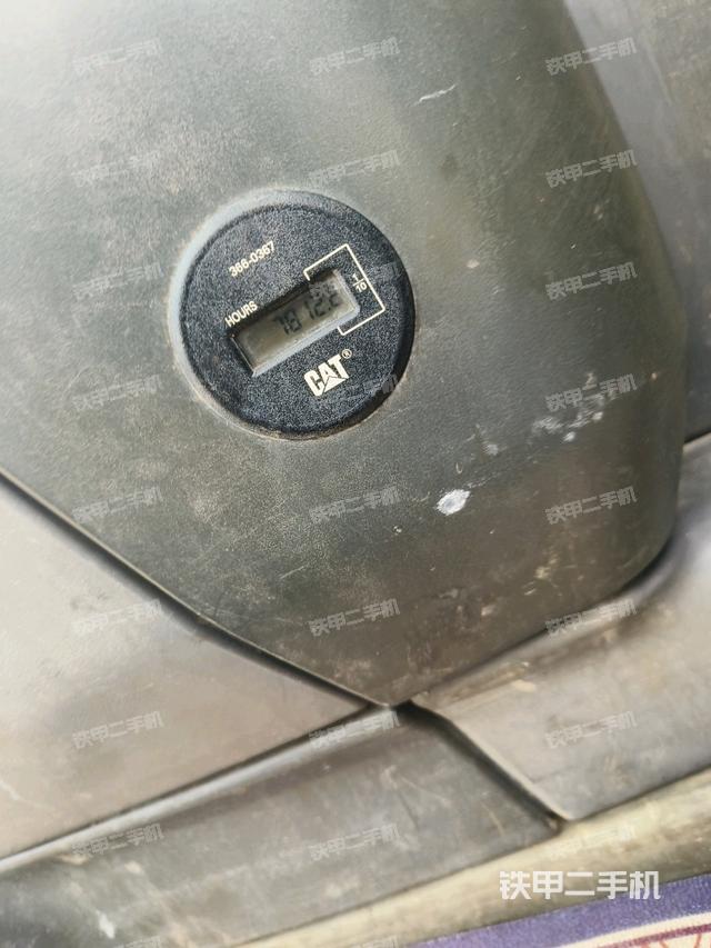 行走控制手柄和踏板?俯拍（駕駛室部分）