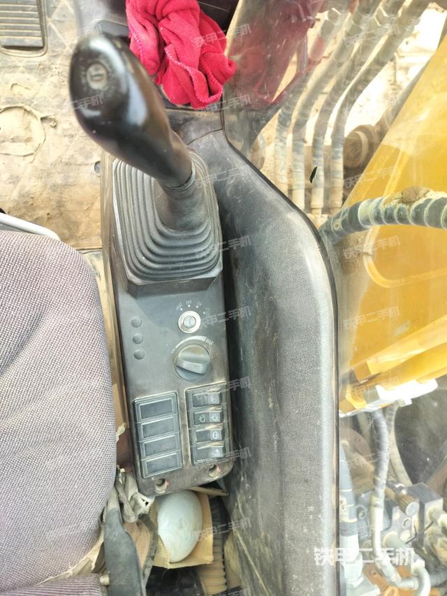 座椅右側(cè)控制臺(tái)/鑰匙門(mén)/油門(mén)/含右手柄（駕駛室部分）