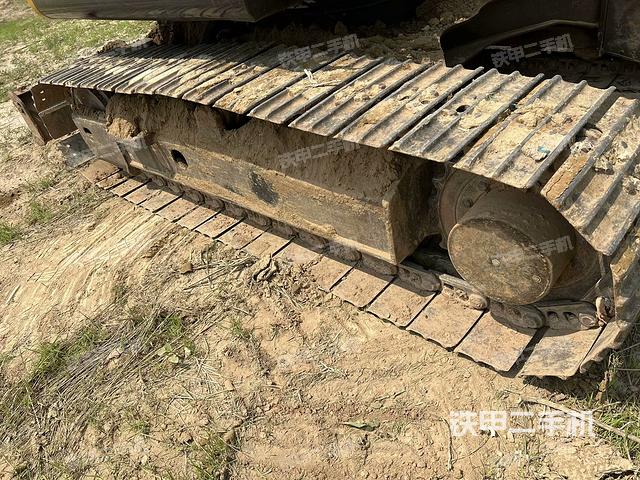 單側(cè)履帶整體(整機(jī)外觀) 單側(cè)履帶整體(整機(jī)外觀)