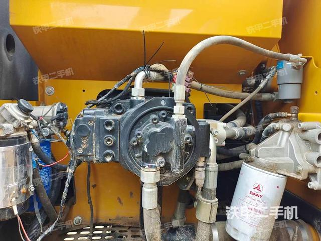 液壓泵艙室正面整體(整機(jī)外觀) 液壓泵艙室正面整體(整機(jī)外觀)