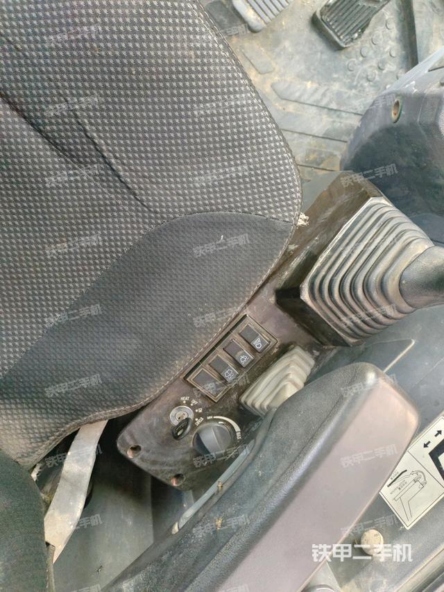 座椅左側(cè)控制臺(tái)/音響/含左手柄（駕駛室部分）