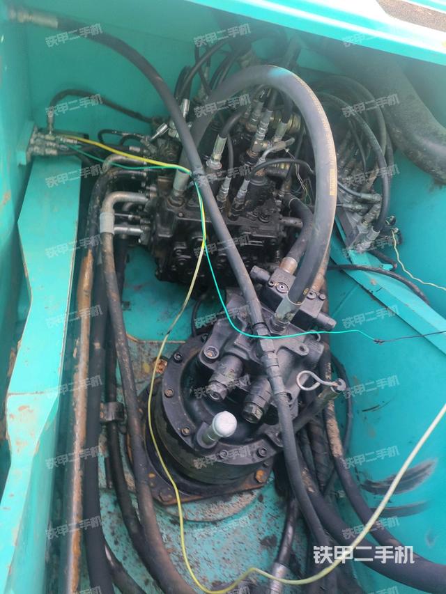 回转马达和主控阀（整机外观）