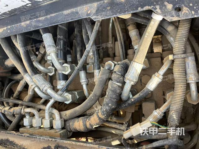 回轉(zhuǎn)馬達和主控閥(整機外觀) 回轉(zhuǎn)馬達和主控閥(整機外觀)