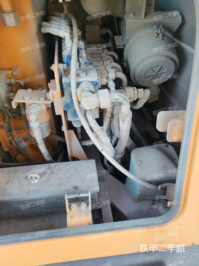 回轉(zhuǎn)馬達(dá)和主控閥（整機(jī)外觀）