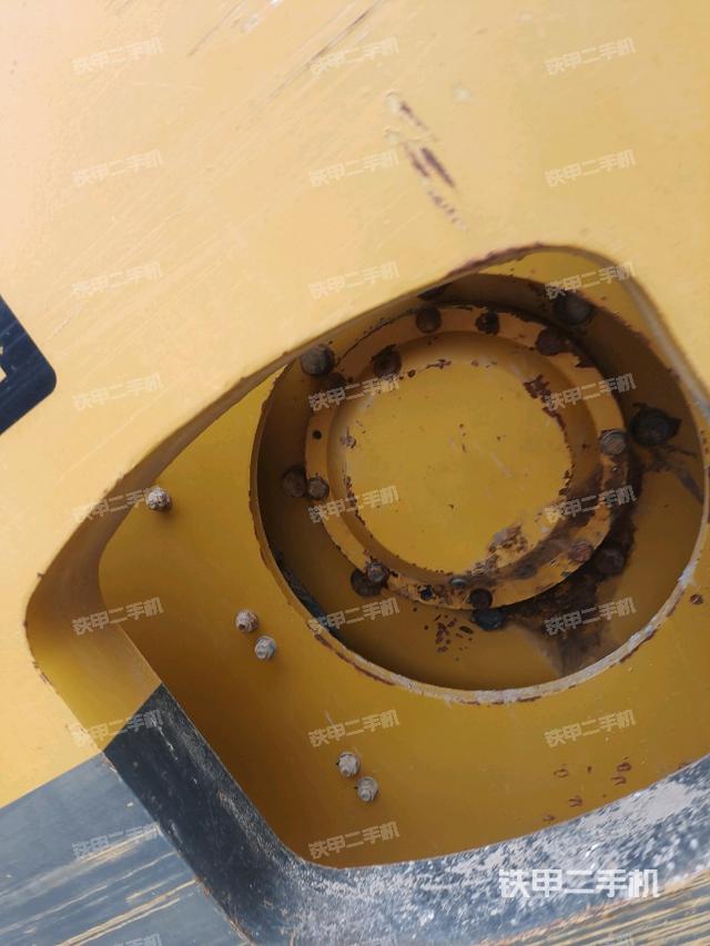 后輪左側(cè)全景（壓路機前后車架）