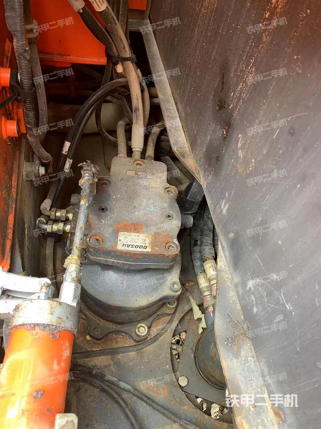 回轉(zhuǎn)馬達(dá)和主控閥（整機(jī)外觀）