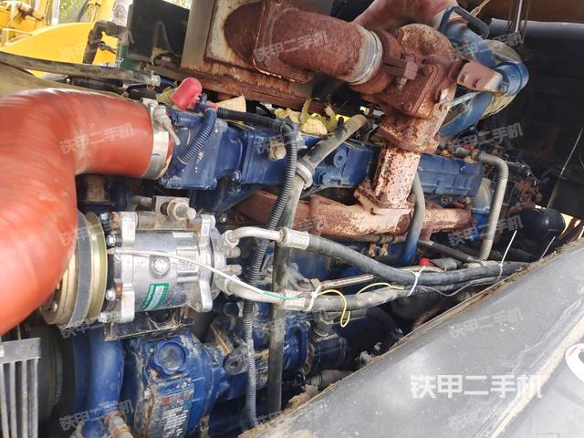 分動箱或變速箱（壓路機發(fā)動機艙）