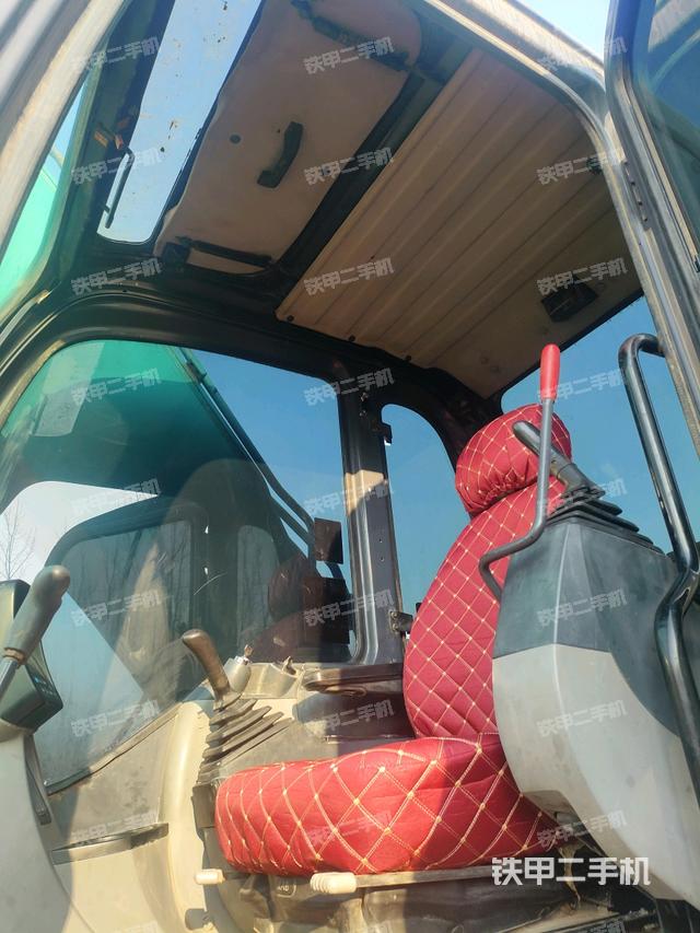 驾驶室顶部（整机外观）