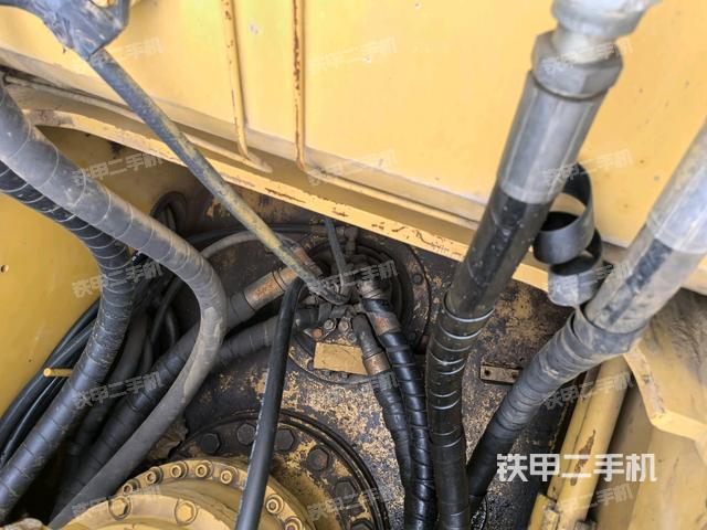 中央回轉(zhuǎn)接頭特寫(xiě)（上車(chē)部件）