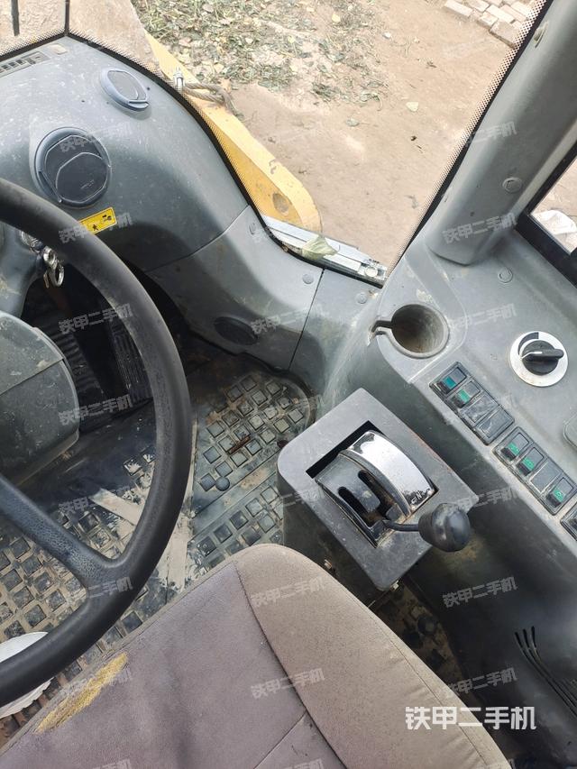 操作臺全景（壓路機駕駛室）