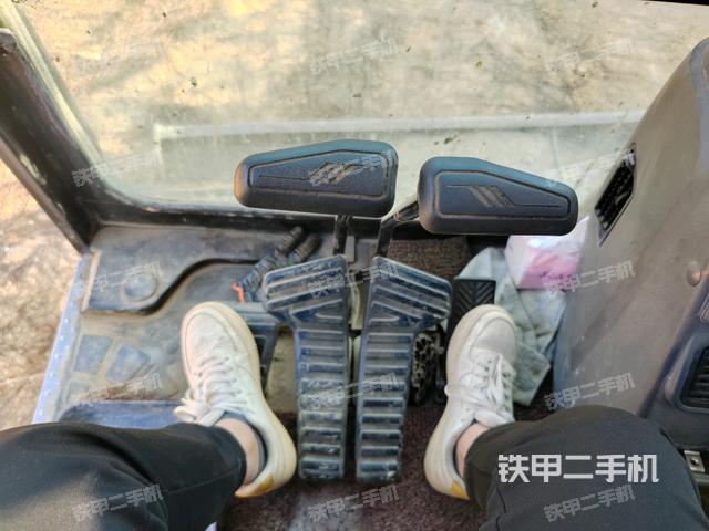 行走控制手柄和踏板?俯拍（駕駛室部分）