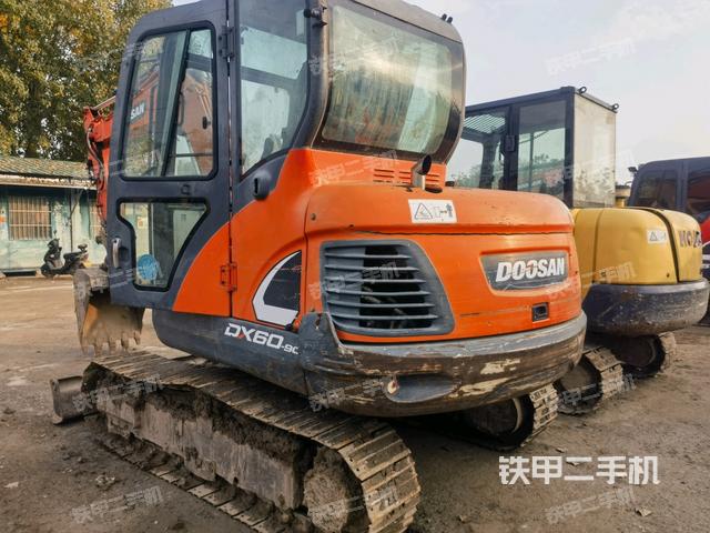 駕駛室頂部（整機外觀）