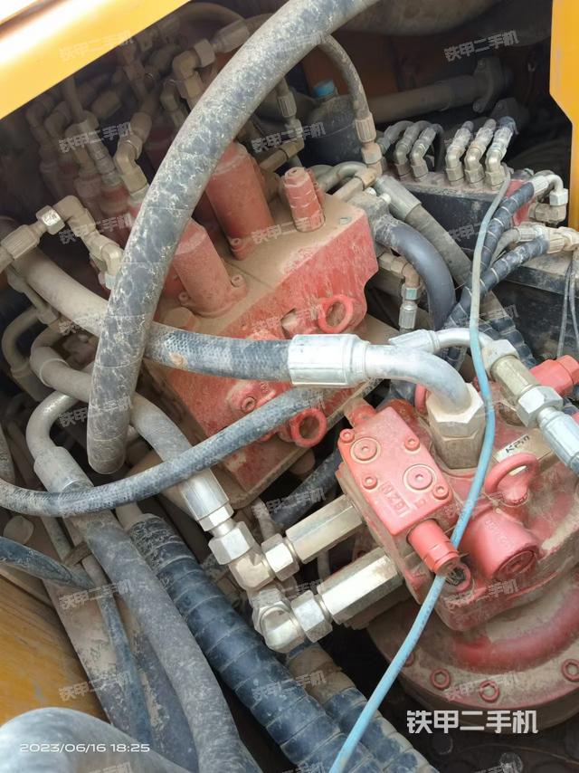 液壓泵艙室正面整體(整機(jī)外觀) 液壓泵艙室正面整體(整機(jī)外觀)