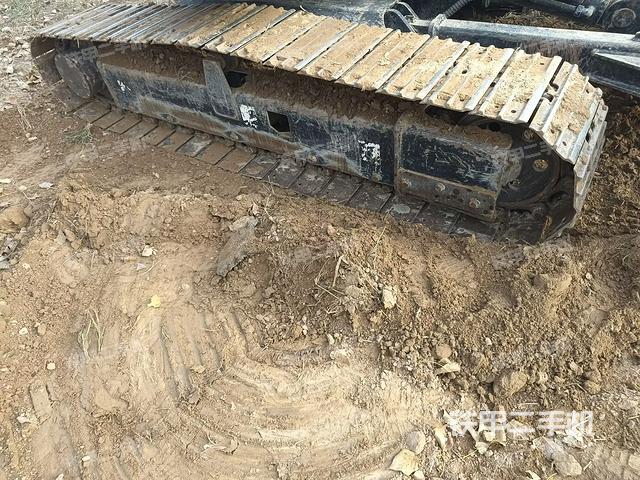 單側(cè)履帶整體(整機(jī)外觀) 單側(cè)履帶整體(整機(jī)外觀)