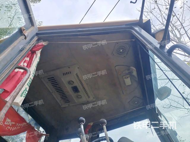 駕駛室正側(cè)（駕駛室/操作室）