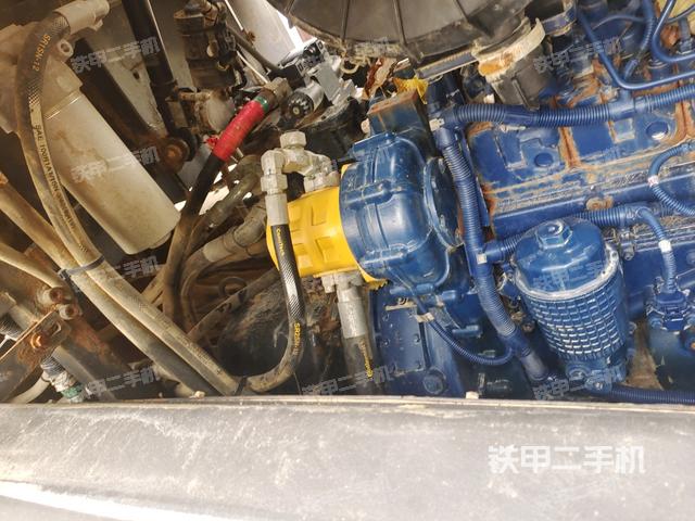 發(fā)動機右側(cè)全景（壓路機發(fā)動機艙）