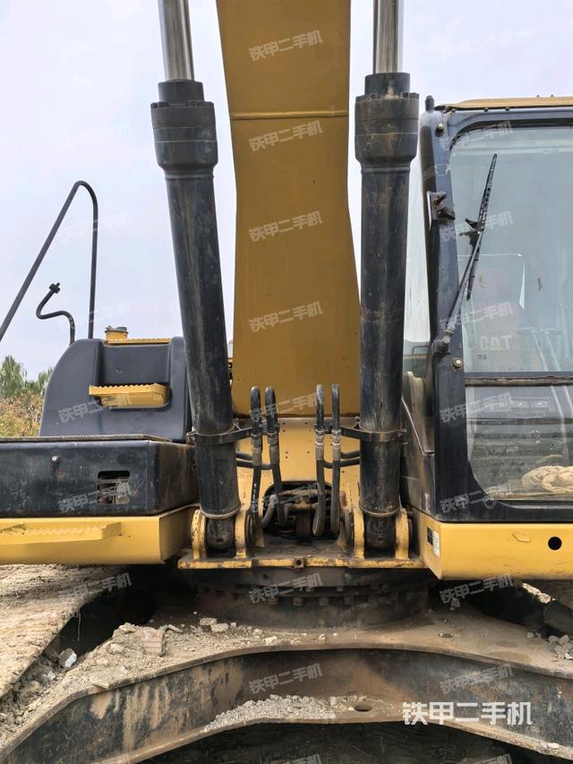 大臂油缸整體?豎拍（工作和回轉(zhuǎn)裝置）