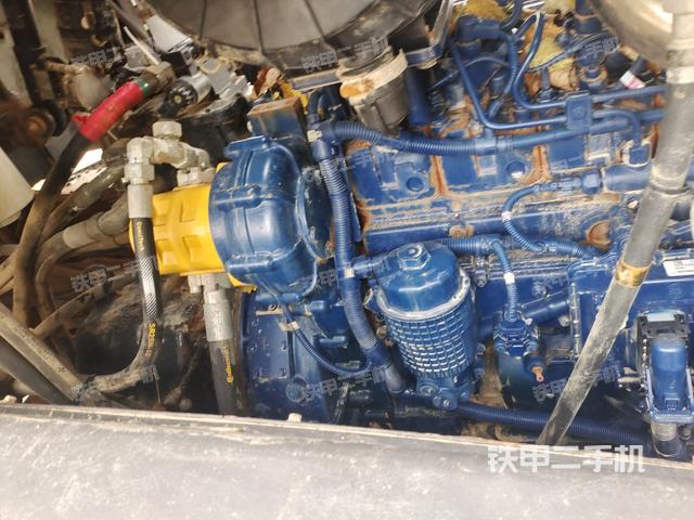 發(fā)動機左側(cè)全景（壓路機發(fā)動機艙）