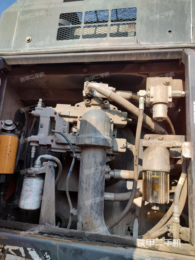 液壓泵艙室正面整體(整機(jī)外觀) 液壓泵艙室正面整體(整機(jī)外觀)