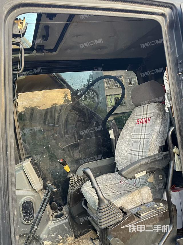 座椅右側(cè)控制臺/鑰匙門/油門/含右手柄（駕駛室部分）