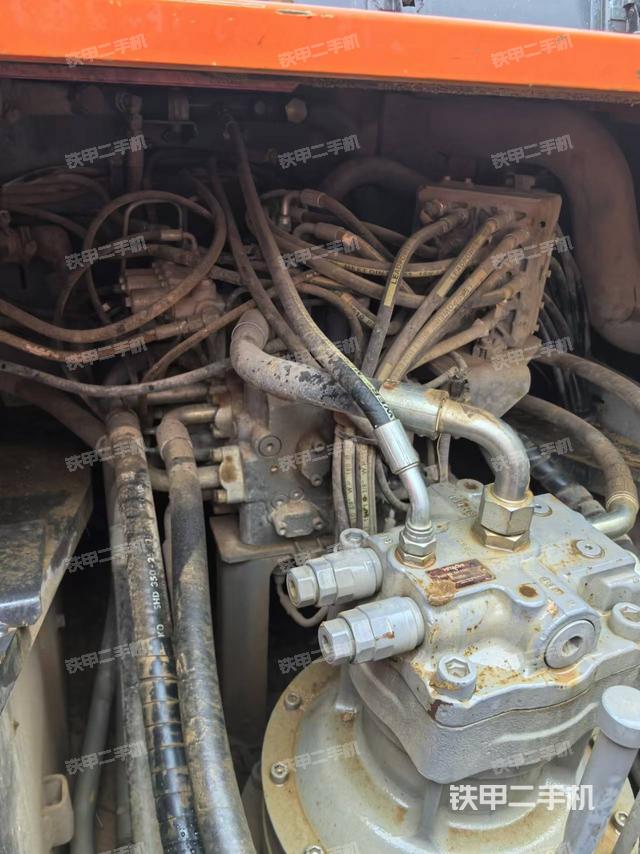 回轉(zhuǎn)馬達(dá)和主控閥（整機(jī)外觀）